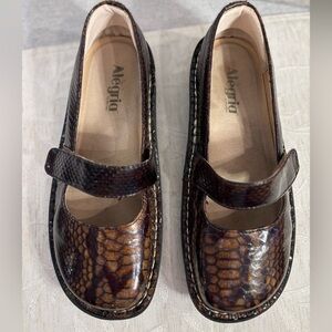Alegria Feliz Patent Leather Brown Toned Snake Skin Women’s Size 38‎ US 8
